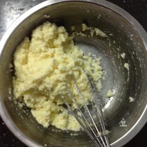 加入椰蓉拌匀。