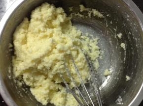 加入椰蓉拌匀。