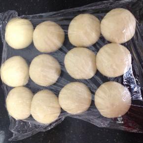 先称出总总量，分成12个面团滚圆盖膜发酵10分钟.冬天15分钟。