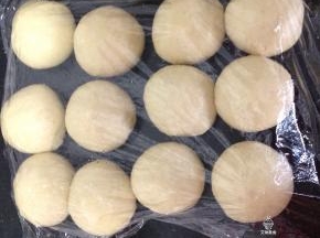 先称出总总量，分成12个面团滚圆盖膜发酵10分钟.冬天15分钟。