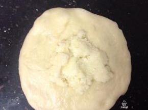 把面团擀成圆形，包入适量的椰蓉馅，收紧口。