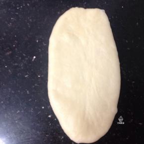 收口朝上，擀成椭圆形。