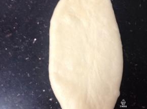 收口朝上，擀成椭圆形。