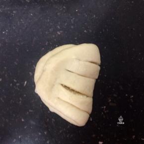 从一端折叠回去，用利刀切出条状，两头顶部不要切断。