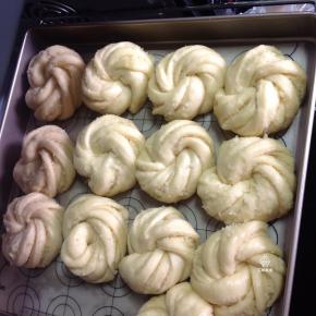 依排好在烤盘里进行最后的发酵。发酵完成后表面刷蛋液，撒白芝麻