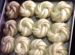 依排好在烤盘里进行最后的发酵。发酵完成后表面刷蛋液，撒白芝麻