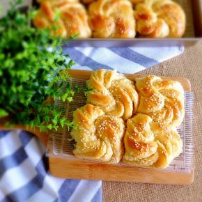 成品，出炉在烤架上晾凉。