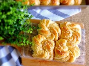 成品，出炉在烤架上晾凉。