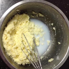 加入适量椰汁\\椰浆拌匀。