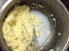 加入适量椰汁\\椰浆拌匀。