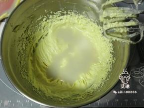 黄油分次加入糖粉打至蓬松后，再分次加入猪油打至发白。