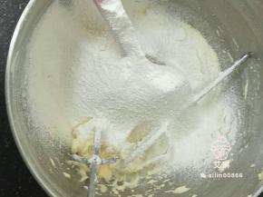 低筋面粉和苏打粉混合过筛刮刀拌匀。