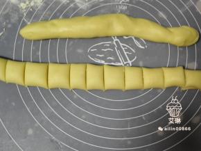 然后搓成长条，再用刮板切割分小段（方子的量大约分30个）