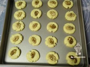 用手搓圆后放在烤盘上，按扁中间放上提前准备好的核桃轻轻按压即可