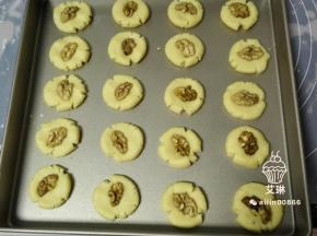 用手搓圆后放在烤盘上，按扁中间放上提前准备好的核桃轻轻按压即可