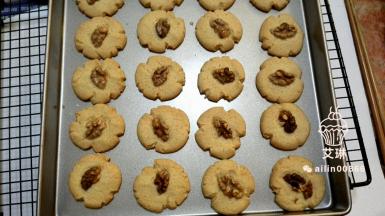 刚出炉的饼干先不要移动它，因为太酥，一拿就碎了，凉几分钟再取出