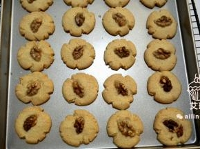 刚出炉的饼干先不要移动它，因为太酥，一拿就碎了，凉几分钟再取出