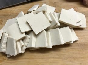 豆腐切片。