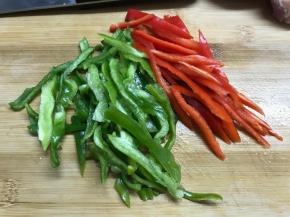 青、红椒切丝。