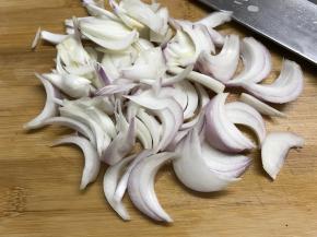 洋葱切丝。