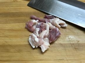 五花肉切薄片。