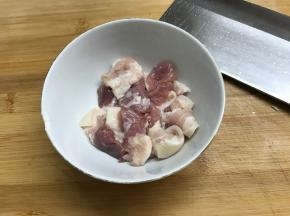 五花肉先用料酒和盐腌一下。