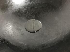 锅中放适量油。