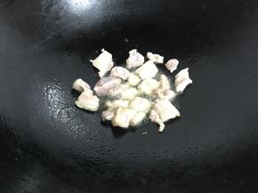 放入五花肉煸炒一下，盛出。