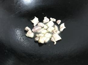 放入五花肉煸炒一下，盛出。
