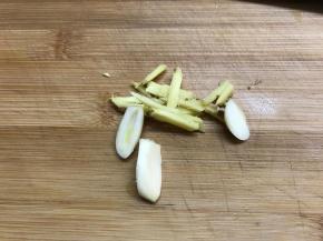 姜、蒜准备好。