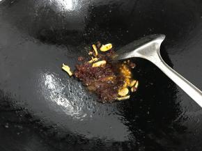 加入一勺郫县豆瓣酱炒出红油。