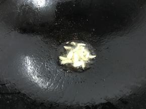 锅中留底油放入姜蒜爆香。