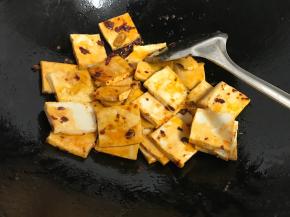 放入千叶豆腐翻炒均匀。