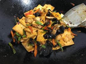 再放入五花肉翻炒均匀后加入生抽、糖、水调味。