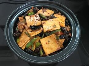 放入铺了洋葱的酒精炉煲中。