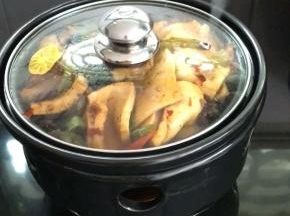 点上火，等洋葱出香味就可以开吃了。