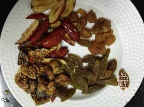 果干洗净后用纸巾吸干水分，放一点朗姆酒或者白兰地拌匀，果干选择自己喜欢的就好，红枣要剔除枣核，像蔓越莓、葡萄干、黑加仑，桂圆、红枣、无花果等等