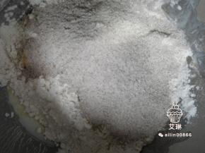 除了酵母，预留10克的水融合酵母，将所有材料大致混合（包括橄榄油），包保鲜膜放进冰箱冷藏1-2小时（静置法），然后取出加入酵母液体，继续揉至结实透明的膜,