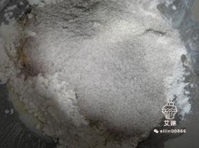 除了酵母，预留10克的水融合酵母，将所有材料大致混合（包括橄榄油），包保鲜膜放进冰箱冷藏1-2小时（静置法），然后取出加入酵母液体，继续揉至结实透明的膜,