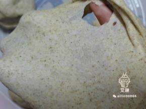 我用厨师机15分钟，揉面按照平时自己的习惯就好，因为加了大量的全麦粉，膜不会像全部白面粉那样薄，破洞边缘光滑就可以了