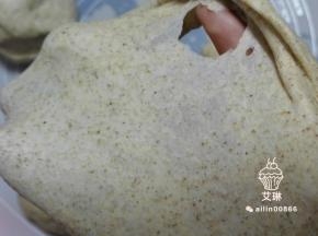 我用厨师机15分钟，揉面按照平时自己的习惯就好，因为加了大量的全麦粉，膜不会像全部白面粉那样薄，破洞边缘光滑就可以了