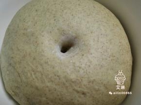 揉好的面团滚圆收入盆中盖膜发酵到两倍大。我室温发酵的，也可冷藏发酵，用手指沾干面粉插入面团中央检查发酵情况。
