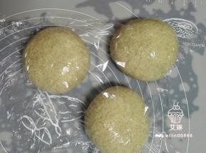 取出面团排气后称出总总量，平均分成三份或者两份都行，盖保鲜膜松弛10分钟