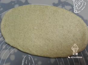 将松弛好的面团擀开
