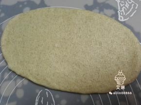将松弛好的面团擀开