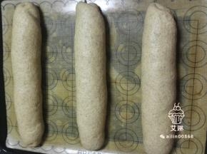 收口朝下排放在烤盘上。