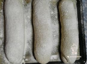 最后发酵到1.5倍大，表面撒高粉。(我放烤箱里面发酵的，天气热的时候不用加热水，）