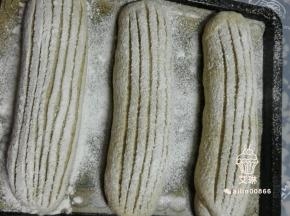 用刀片割口，斜着和竖着都可以，根据自己喜好。