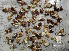 核桃掰碎后150度烤十分钟
