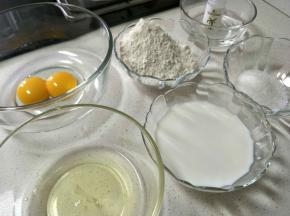 准备好材料，分蛋到无水无油的盆中。